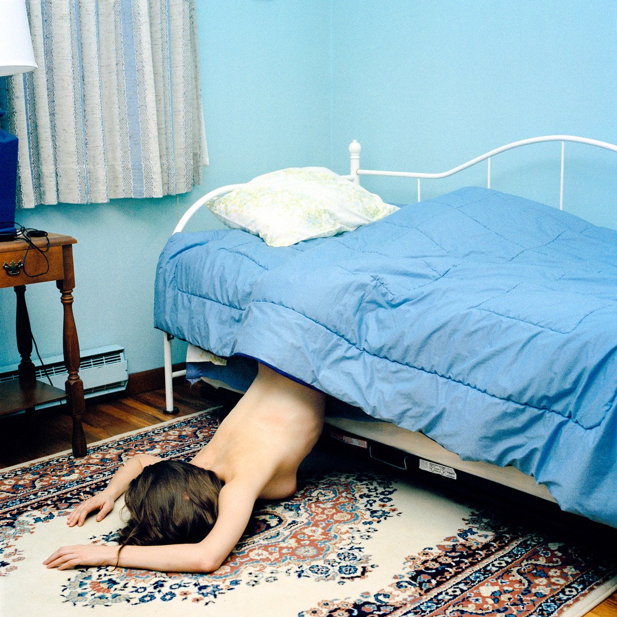 Девушка просыпается в кровати