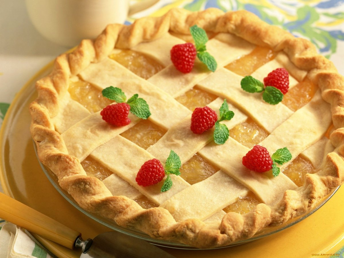 Пирог на столе