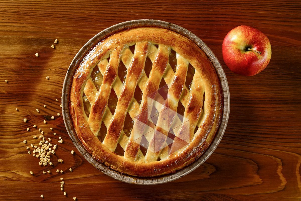 Красивый открытый яблочный пирог