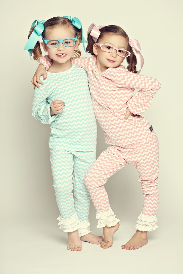 Маленькие девочки в пижаме