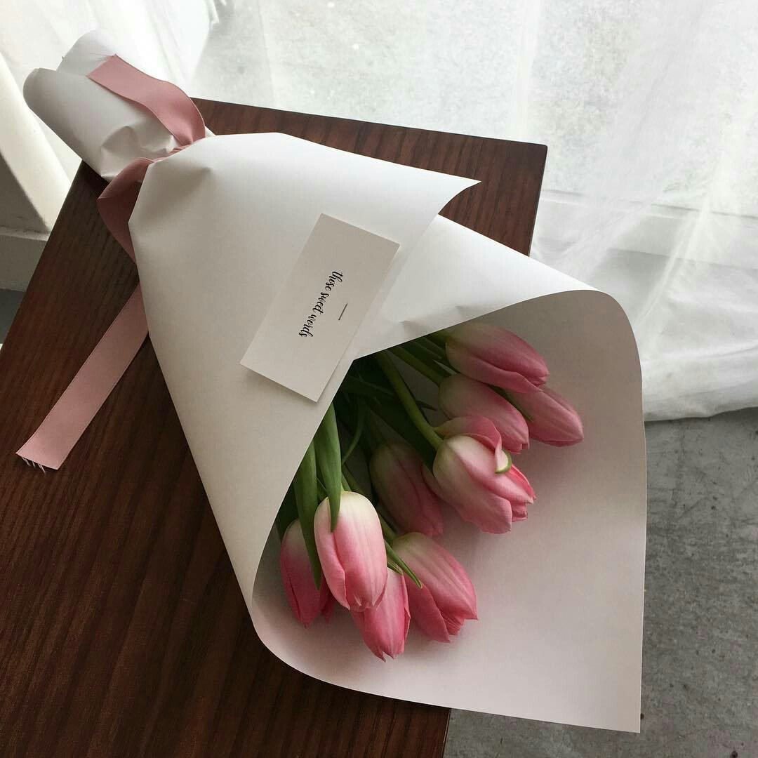 Эстетичные белые тюльпаны