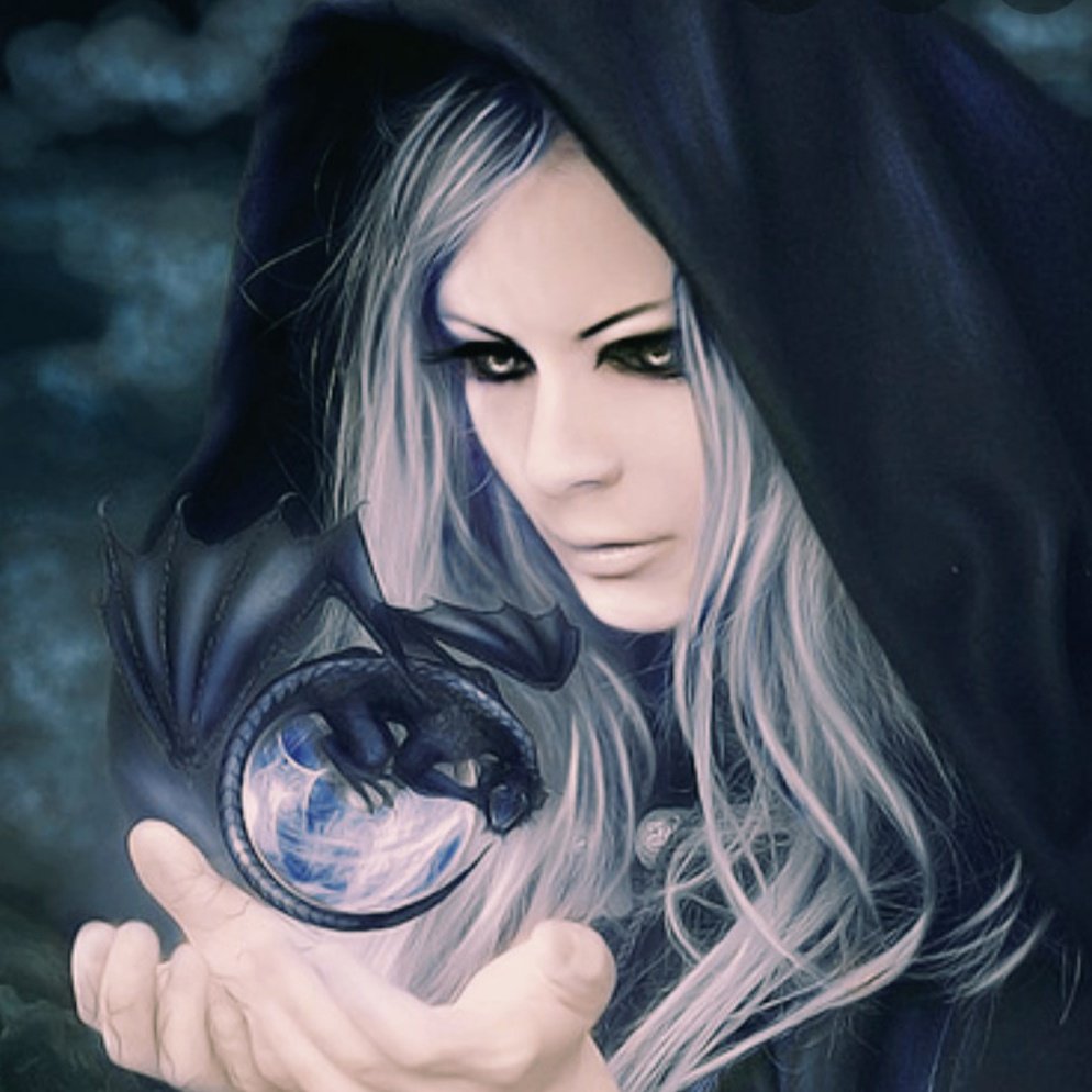 Ведьма с фиолетовыми волосами