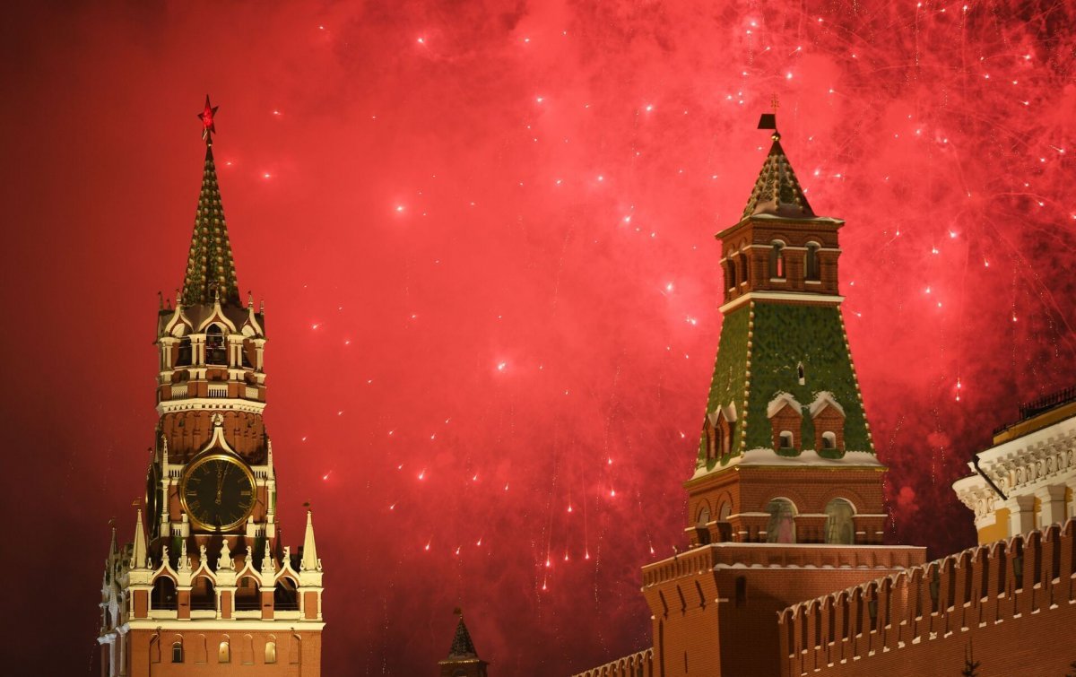 Салют над Спасской башней Кремля