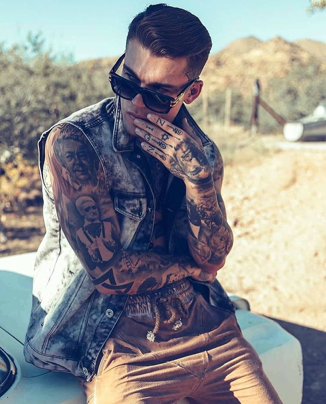 Рука на руле Бентли