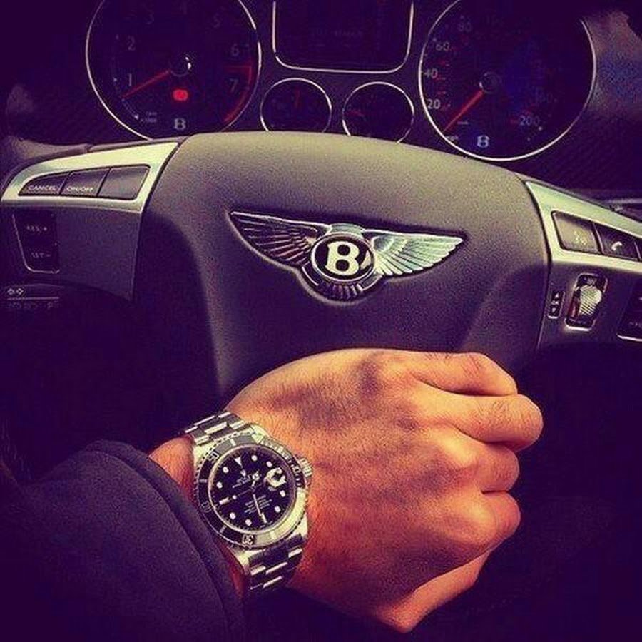 Парень возле машины на аву