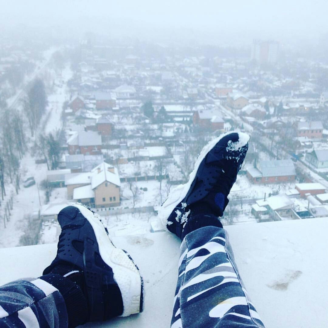 Пацан возле машины