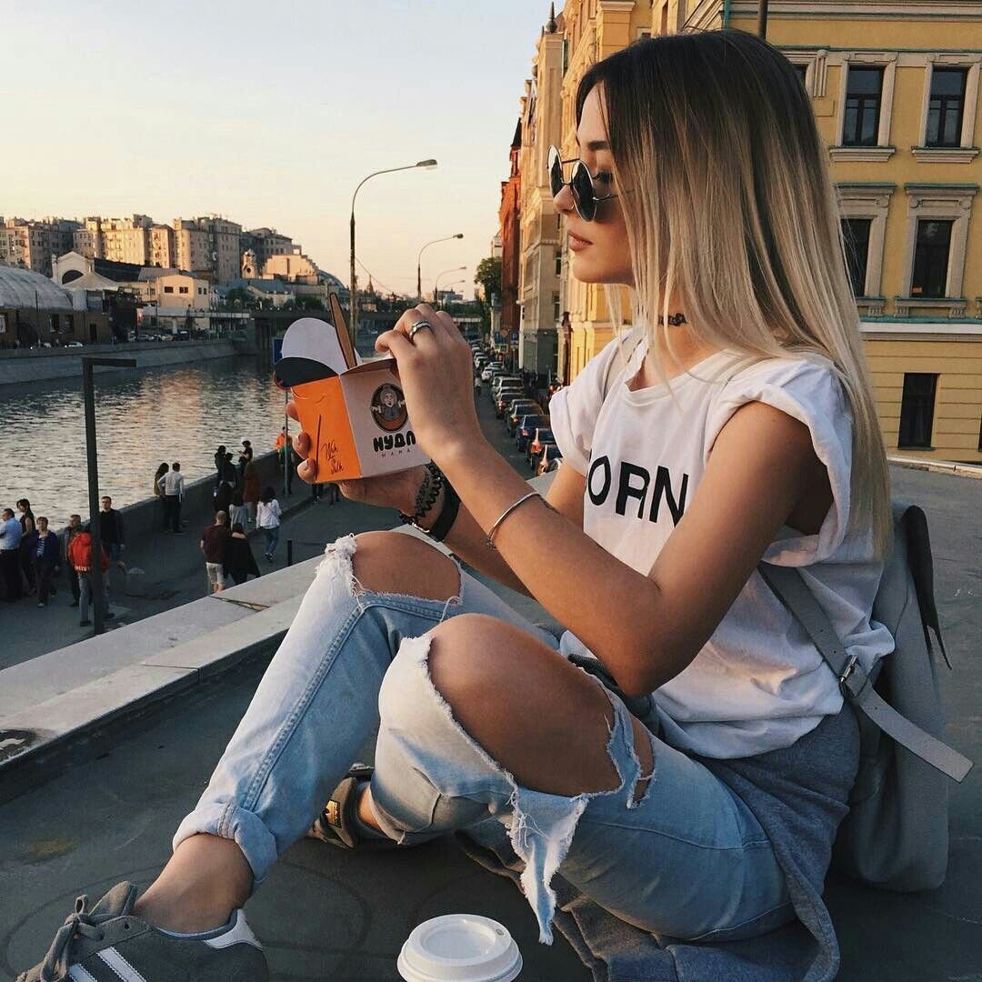 Кореянка с телефоном