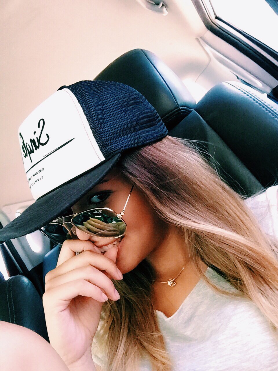 Красивая девушка в зеркале