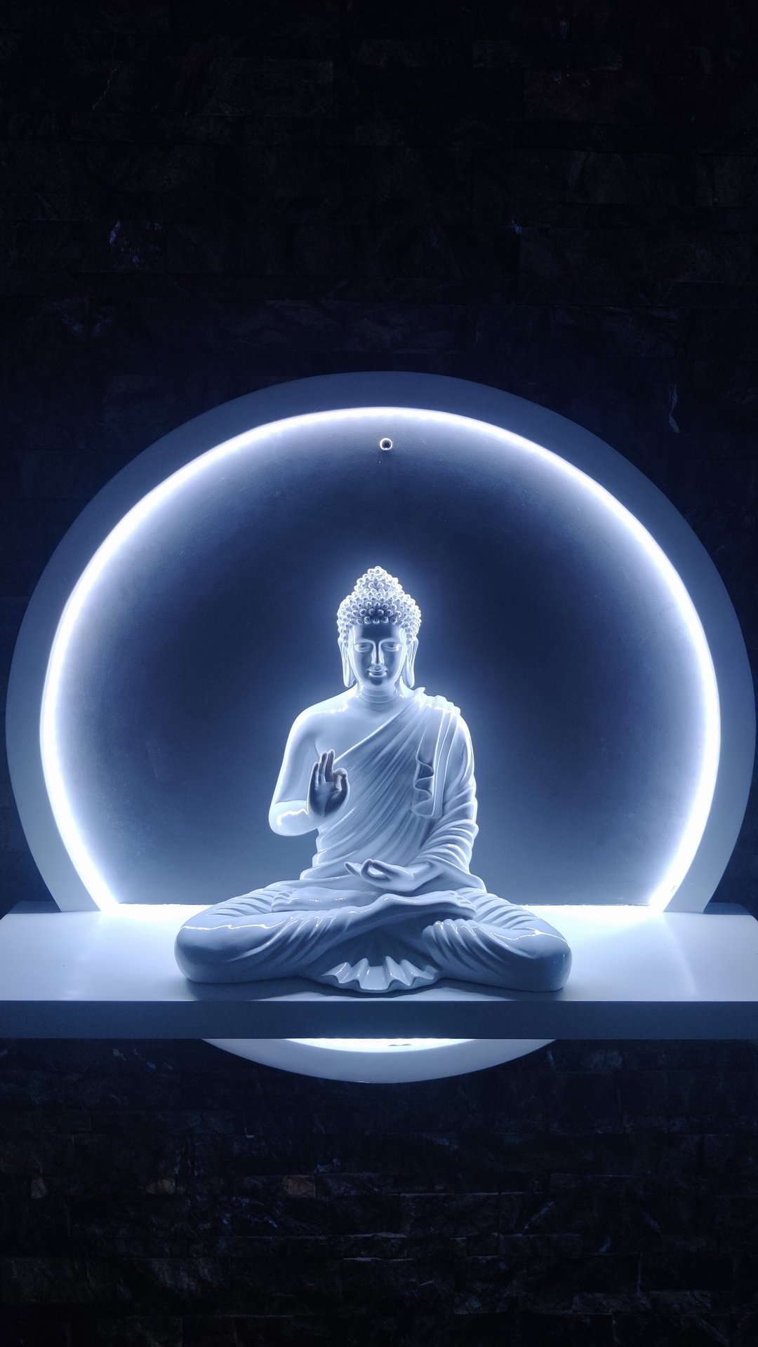 Будда на черном фоне