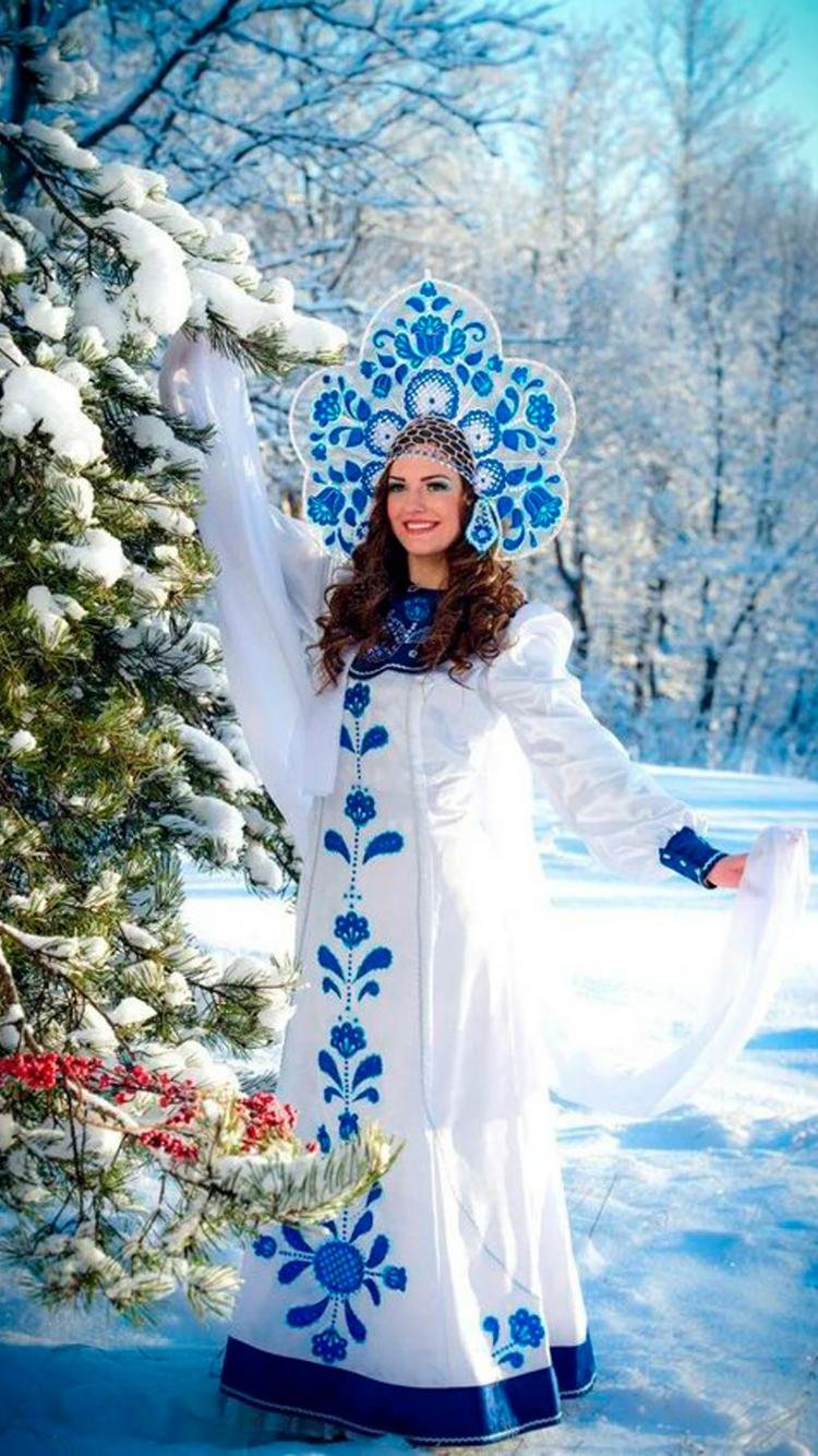 Девушки в наряде Снегурочки