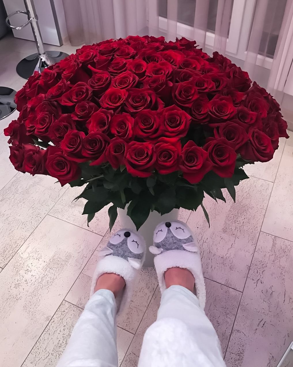 Красивый букет пионов в машине