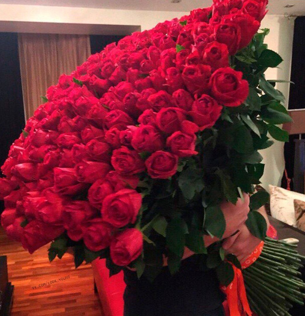 Букет в руках у девушки