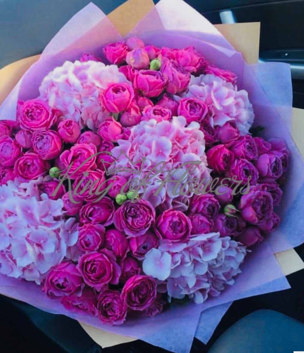 Шикарный букет в руках девушки