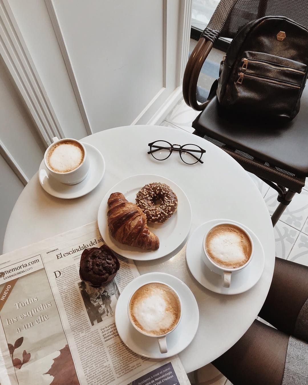 Утренний кофе на столе