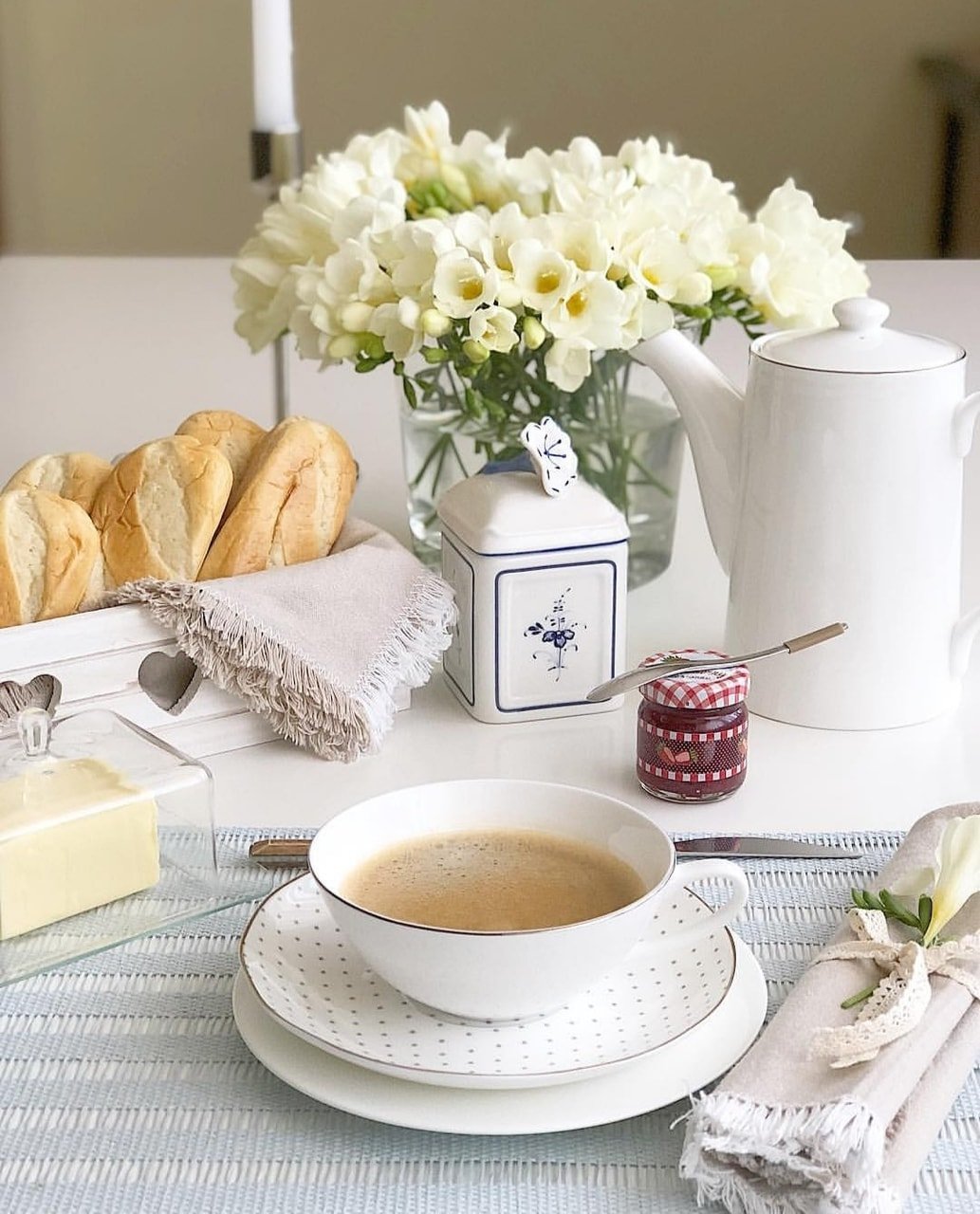 Завтрак кофе и бутерброд