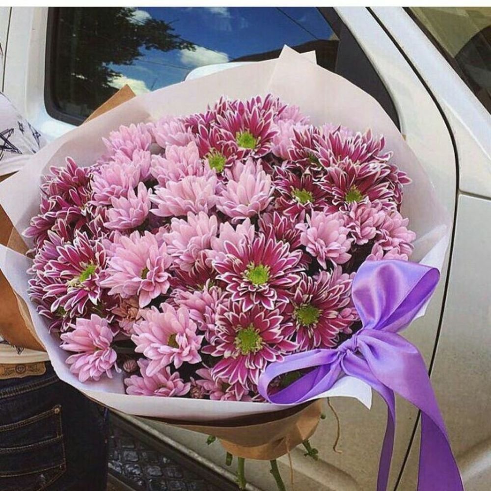 Букет цветных хризантем в машине