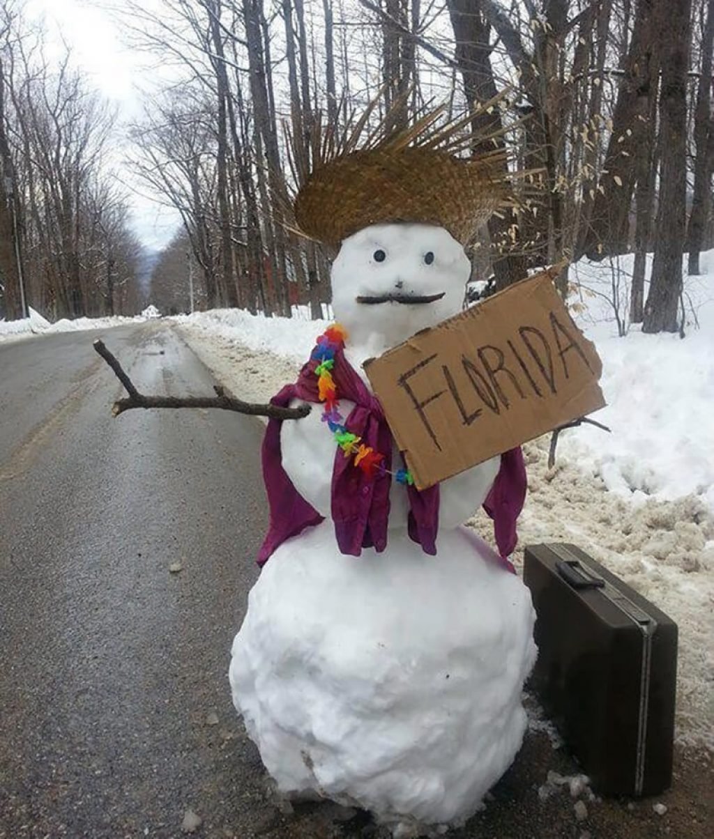 Снеговик красивый