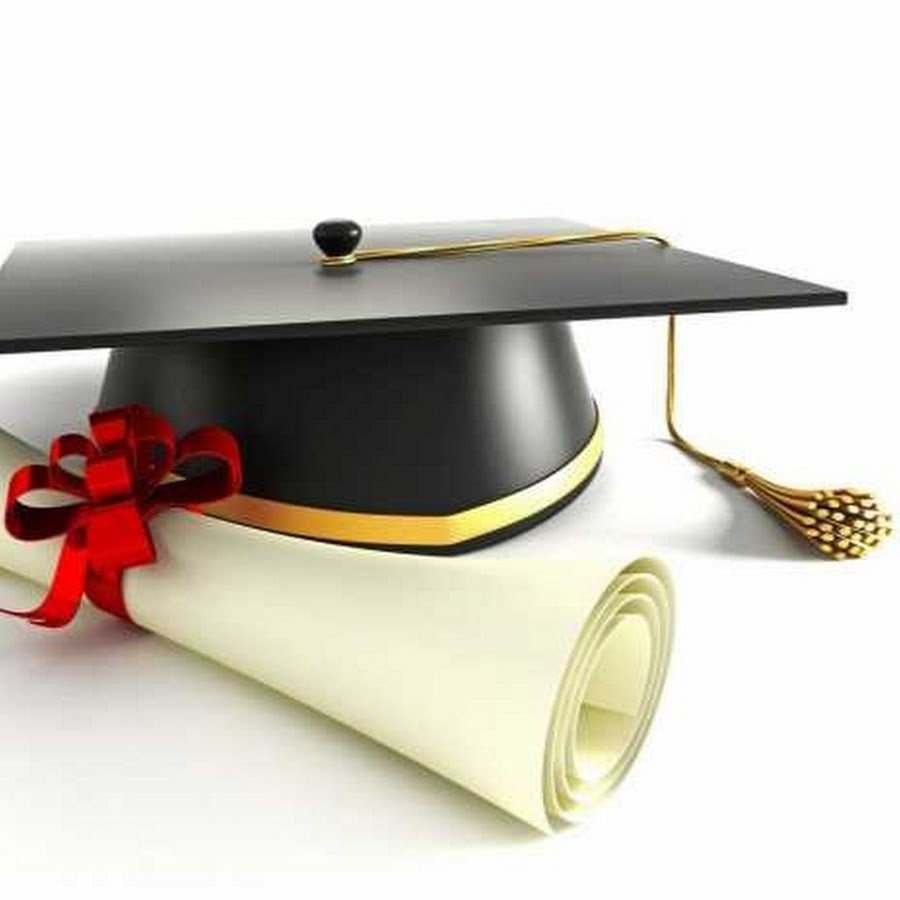 Ребенок в шапке выпускника