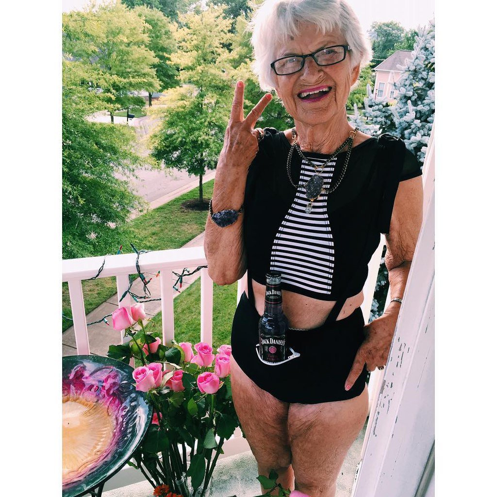 Старость бабушка