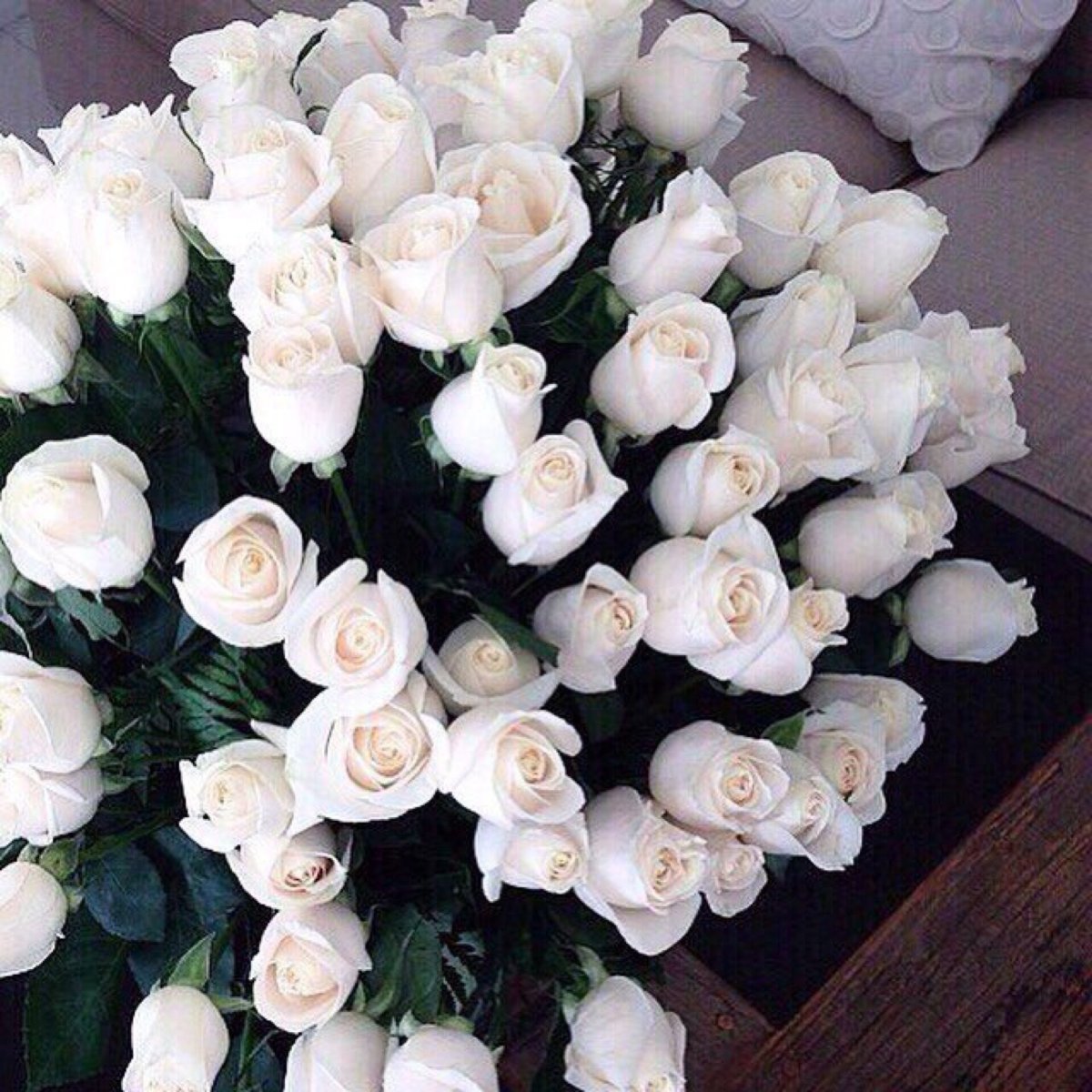 Белые розы в квартире