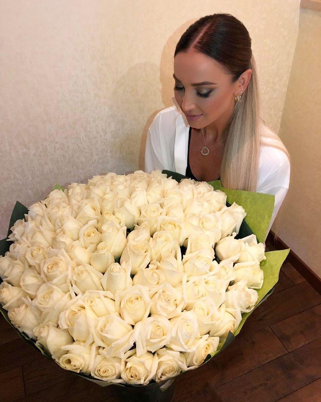 Девушка с белыми розами