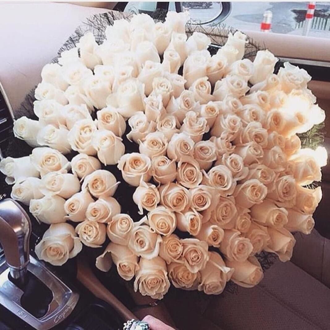 Букет роз в машине