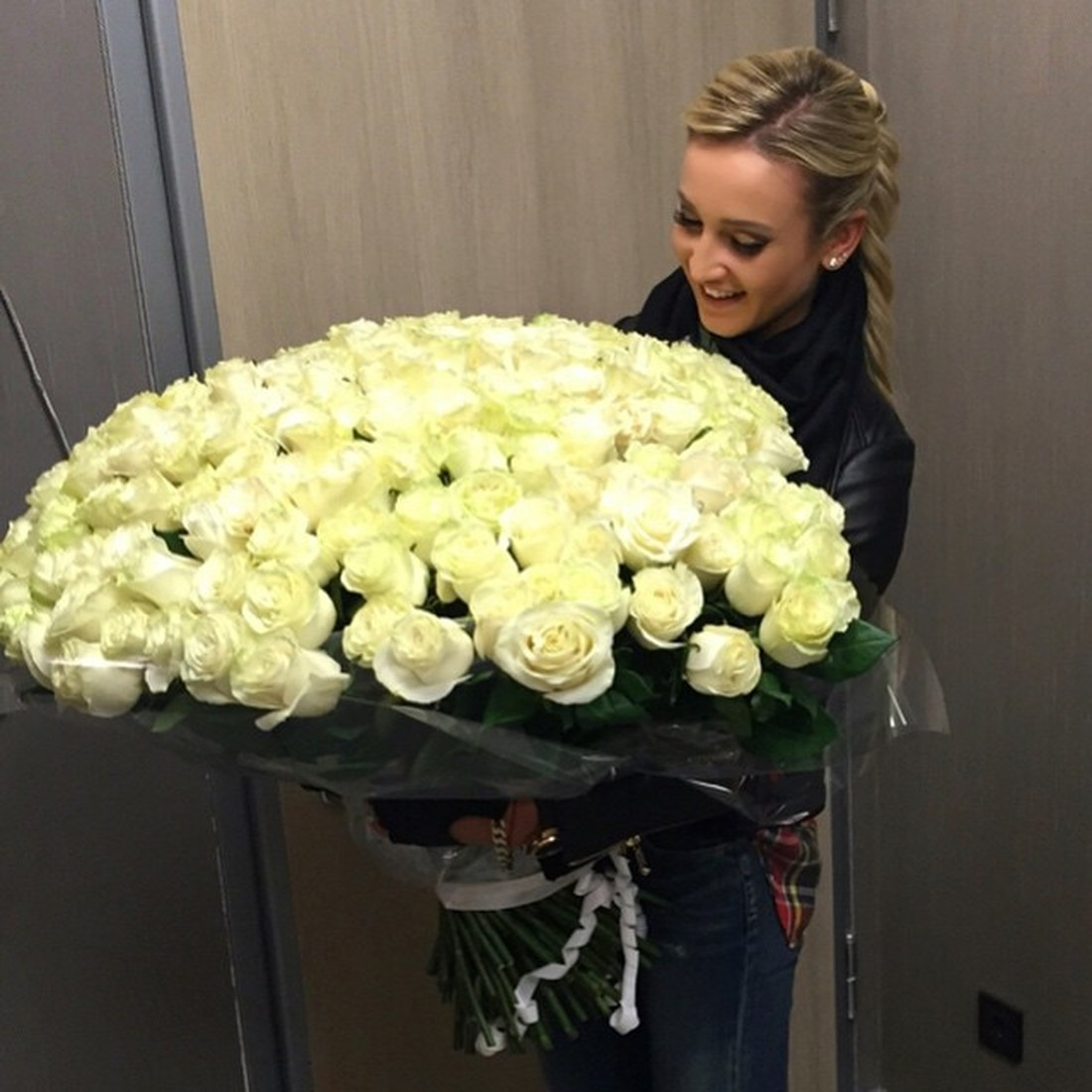 Блондинка с белыми розами