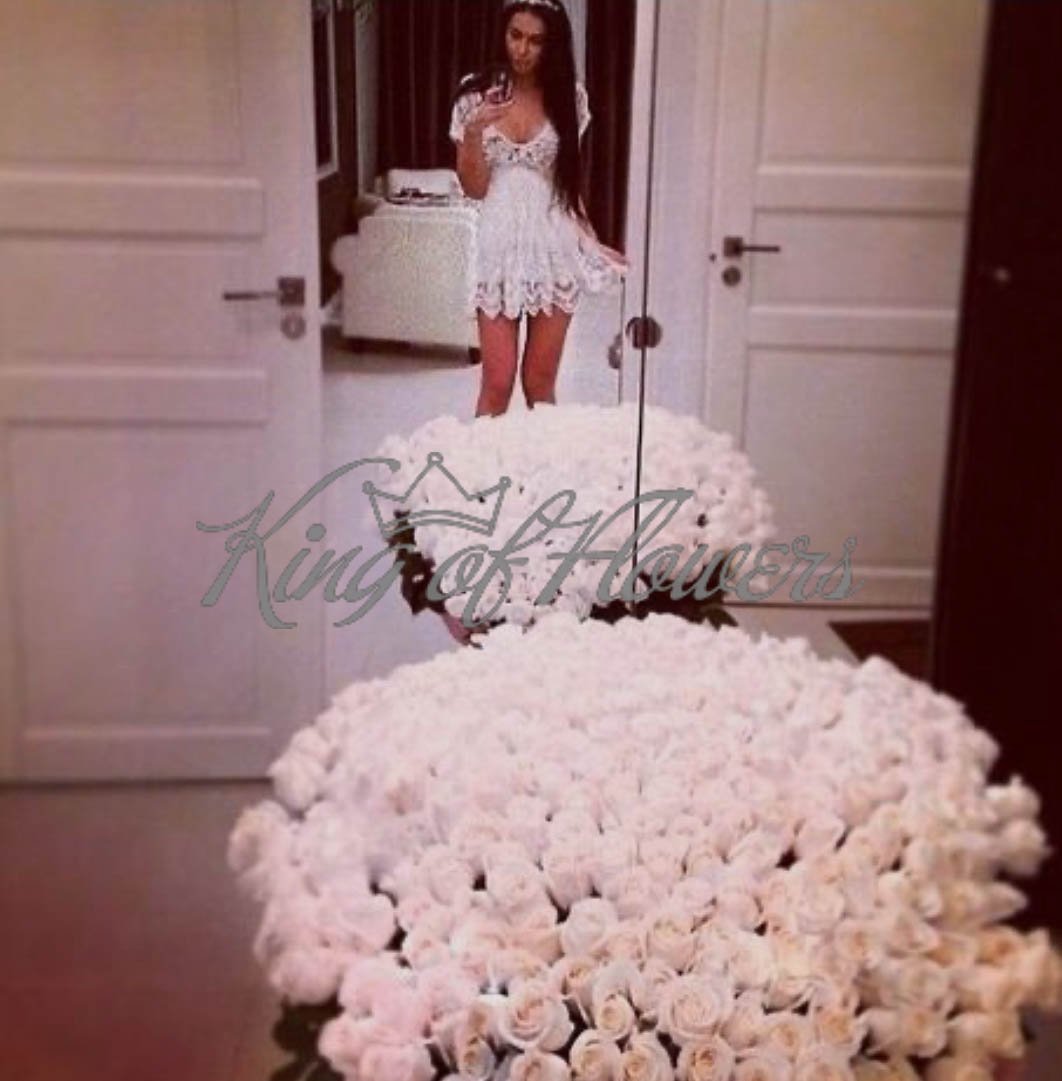 Девушка с огромным букетом белых роз