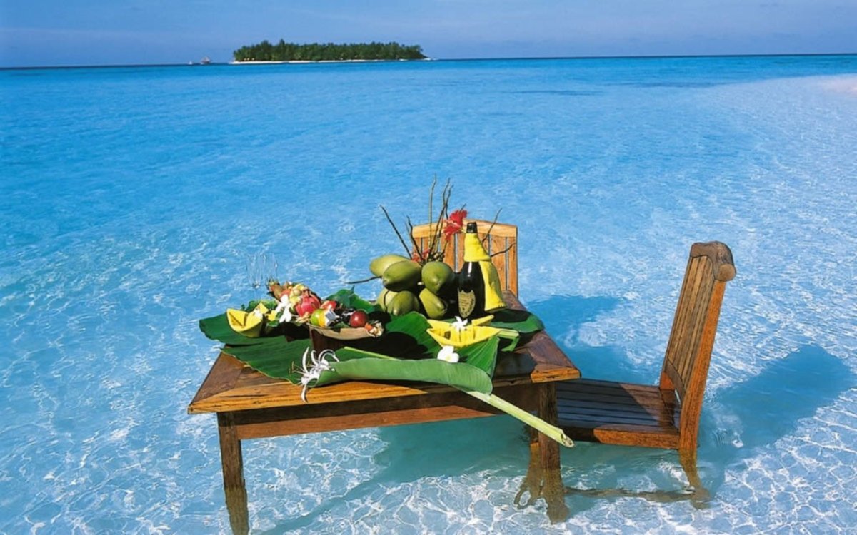 Столик на берегу океана