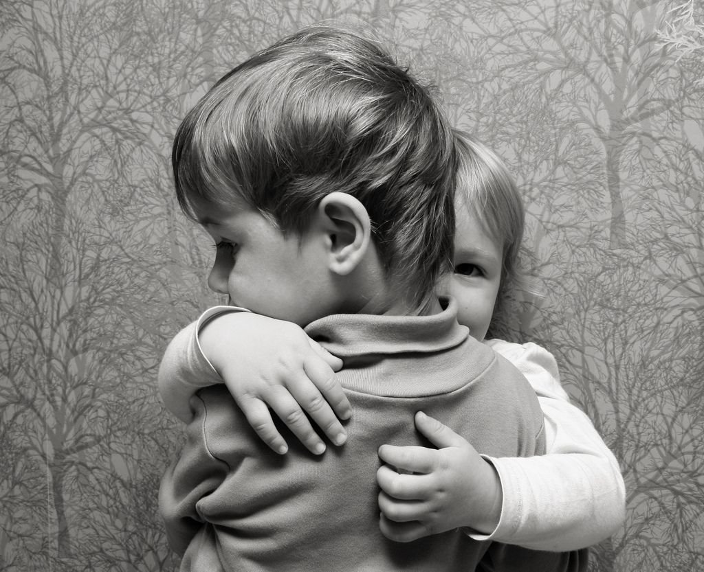 Объятия детей