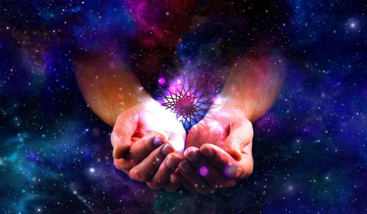 Рука тянется к свету