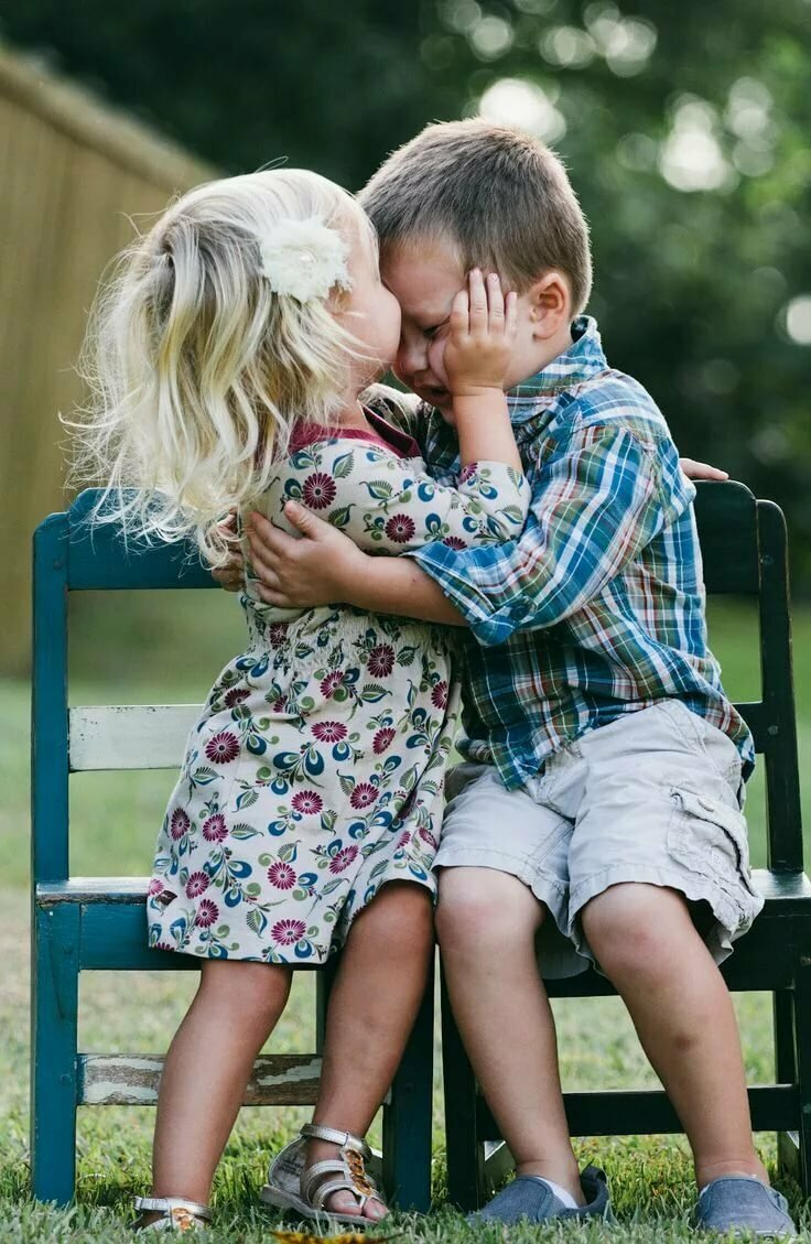 Мальчик обнимает девочку