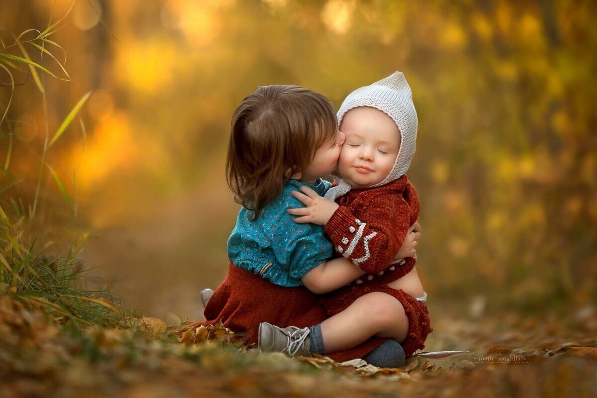 Дети обнимают друг друга