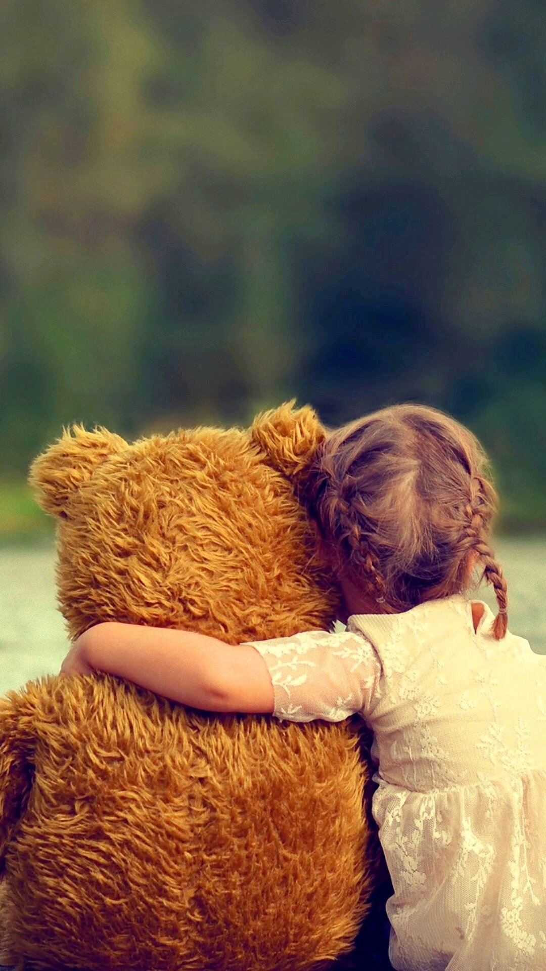 Девочка с плюшевым мишкой