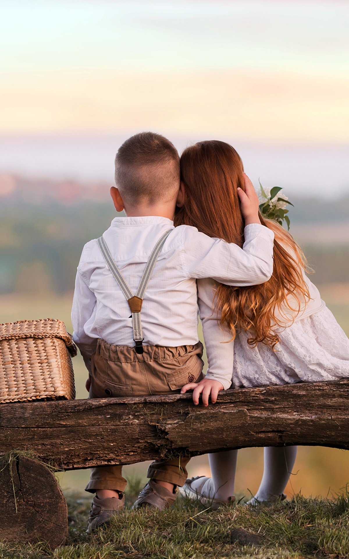 Дети мальчик и девочка обнимаются