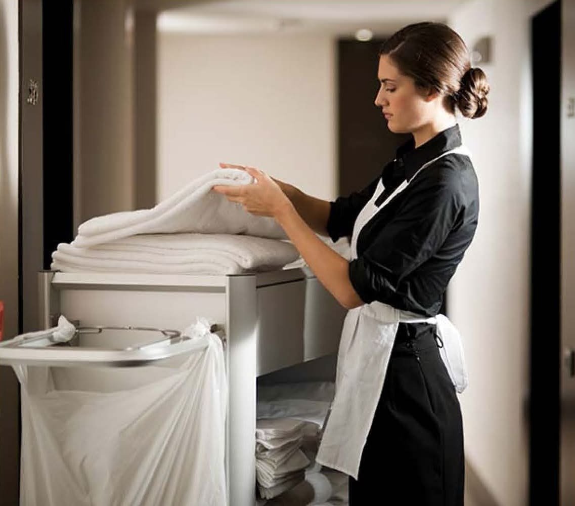 Дженнифер Энистон горничная в Нижнем