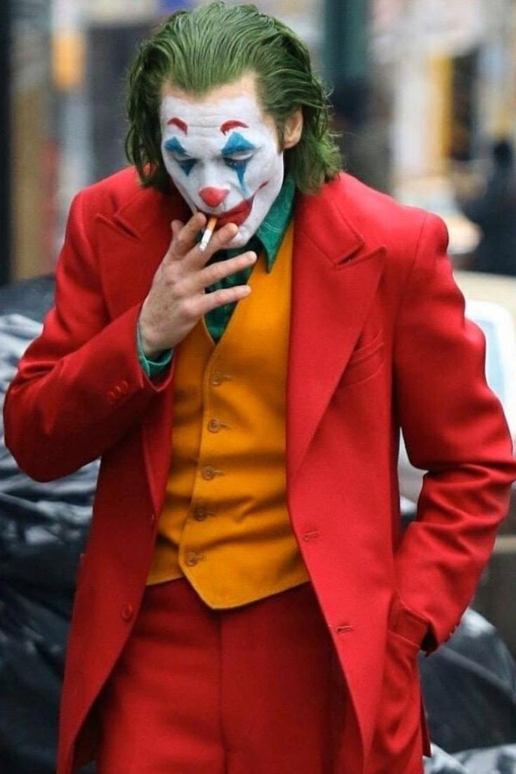 Джокер хит Леджер на фоне города