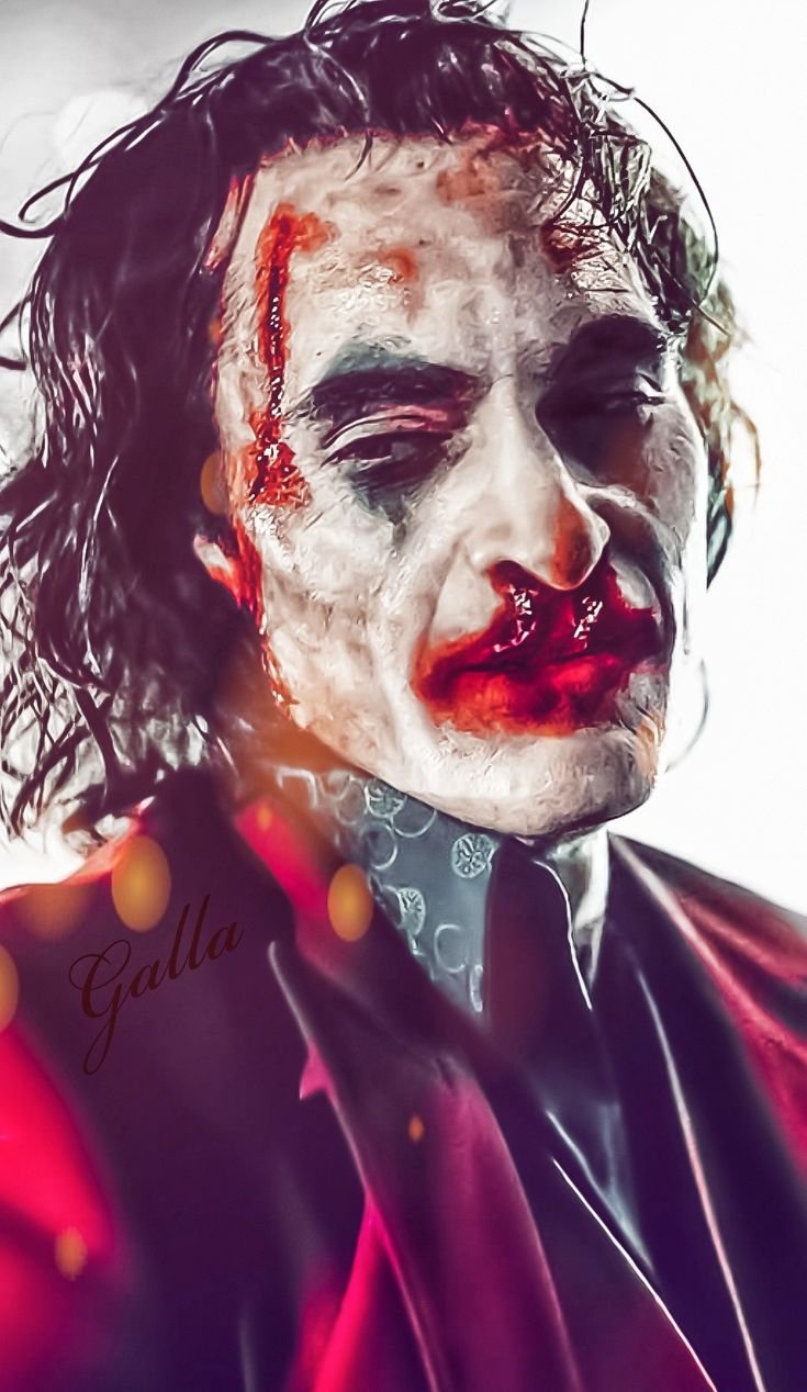 Джокер улыбается Хоакин Феникс
