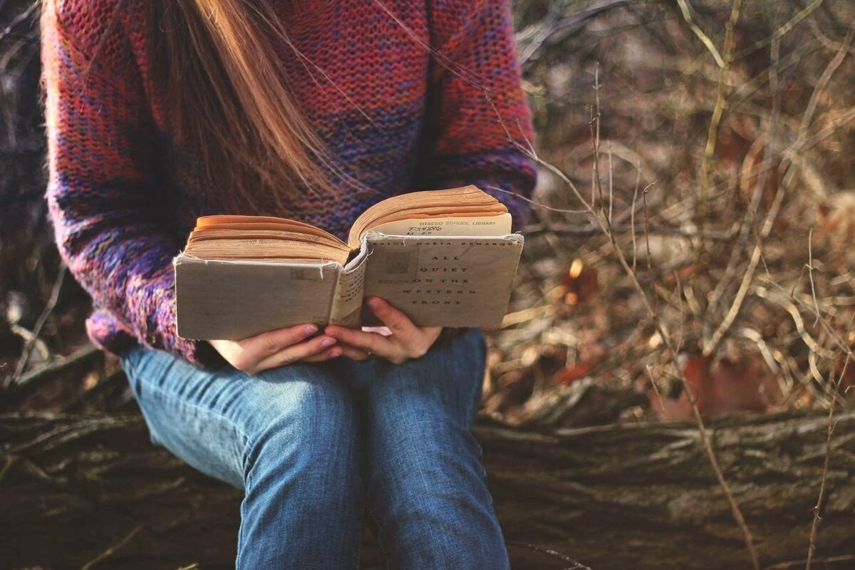 Женщина с книжкой