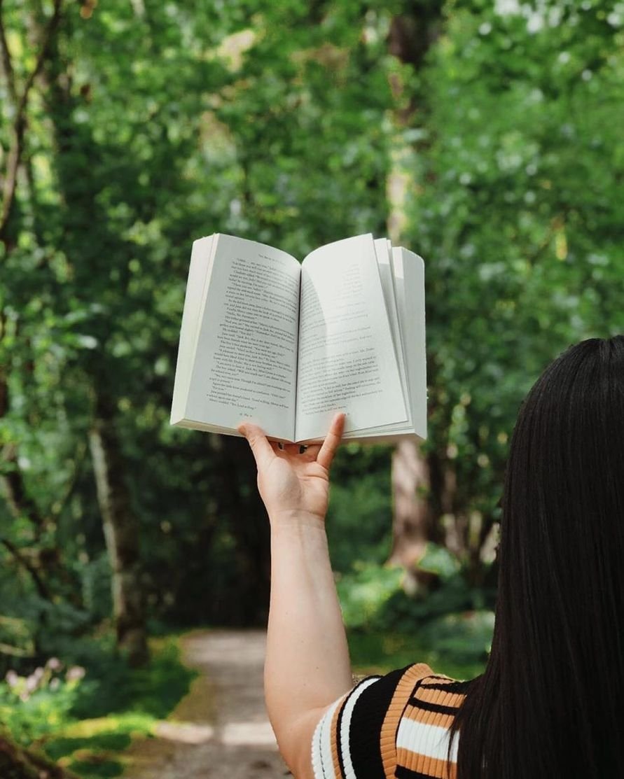 Рыжая девушка с книгой