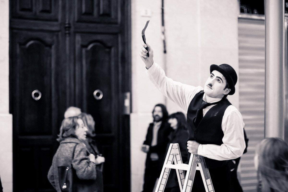 Мим на белом фоне