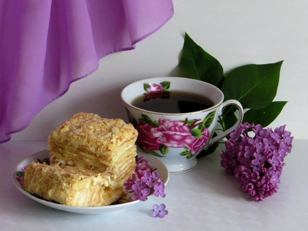 Красивые цветы и чашка кофе