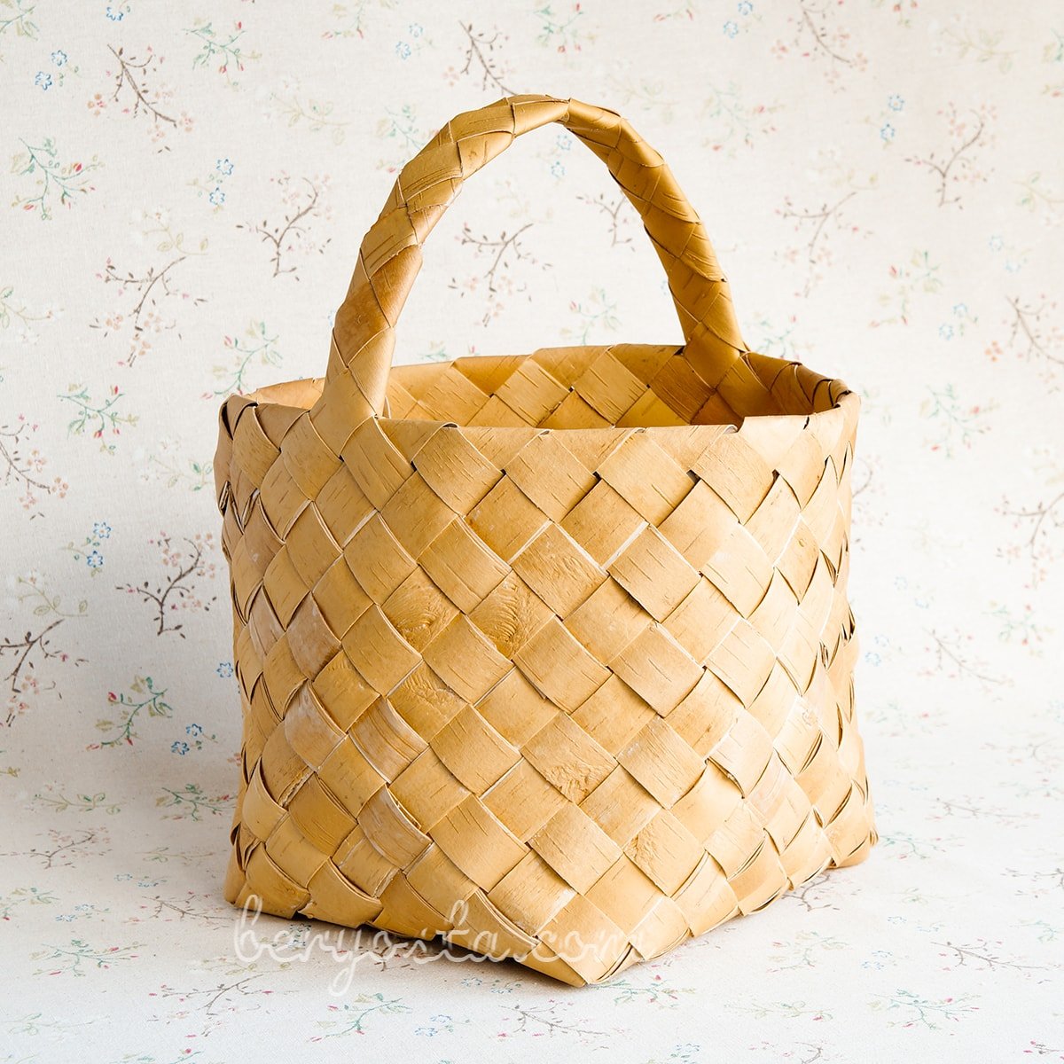 Плетеный кузовок из бересты