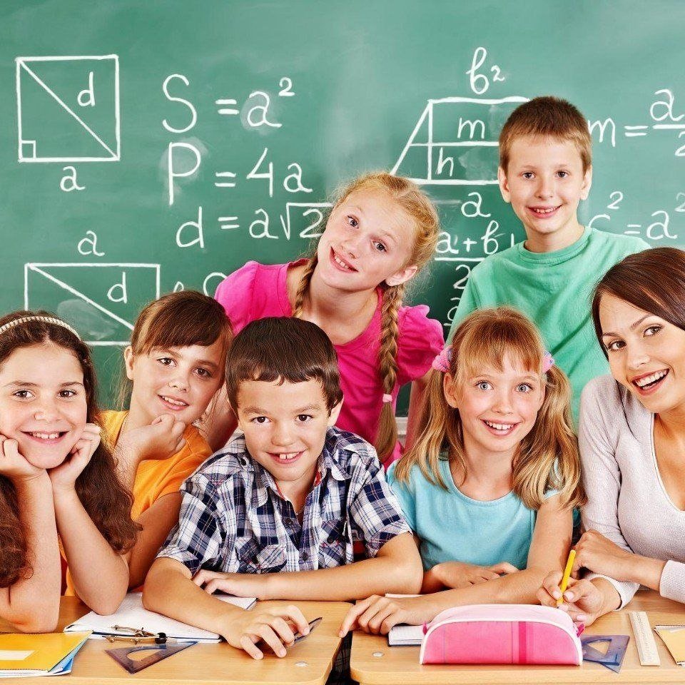 Счастливые дети и учитель