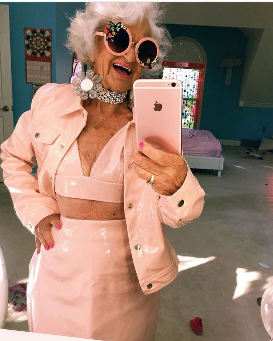 Две смешные бабки