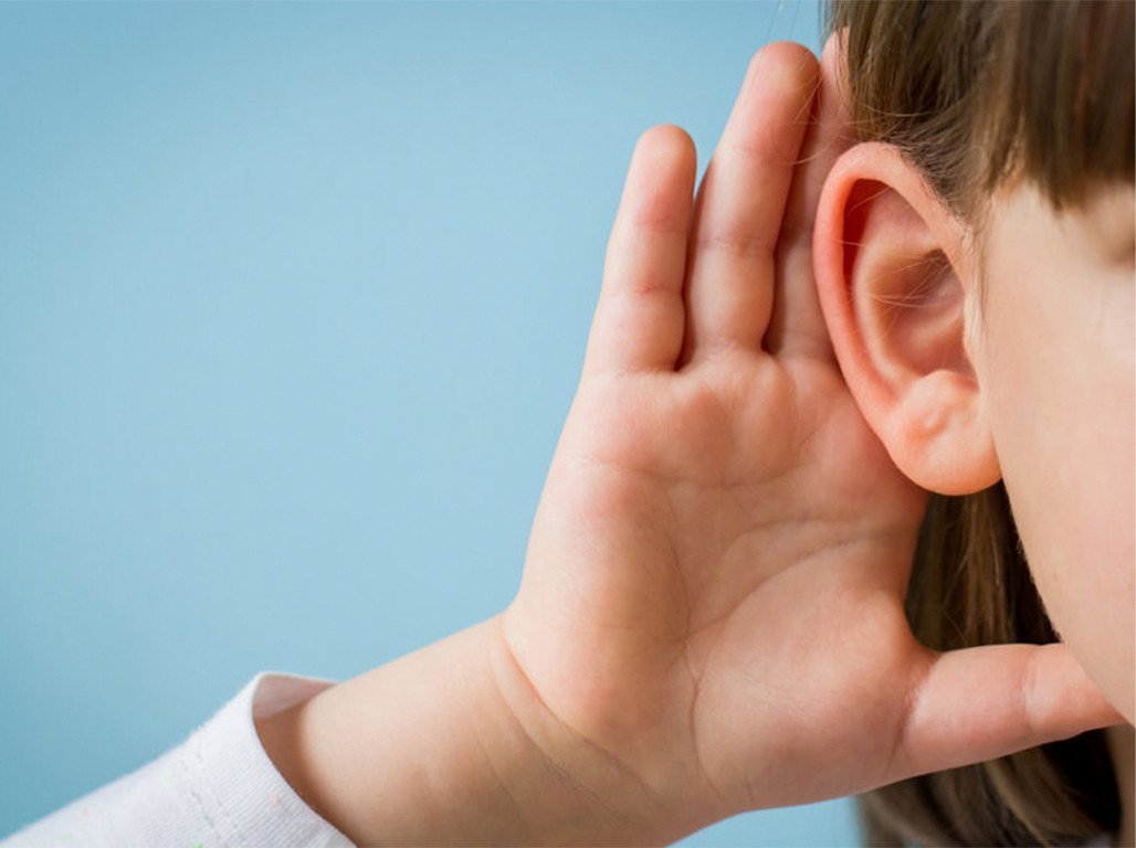 Приложил руку к уху