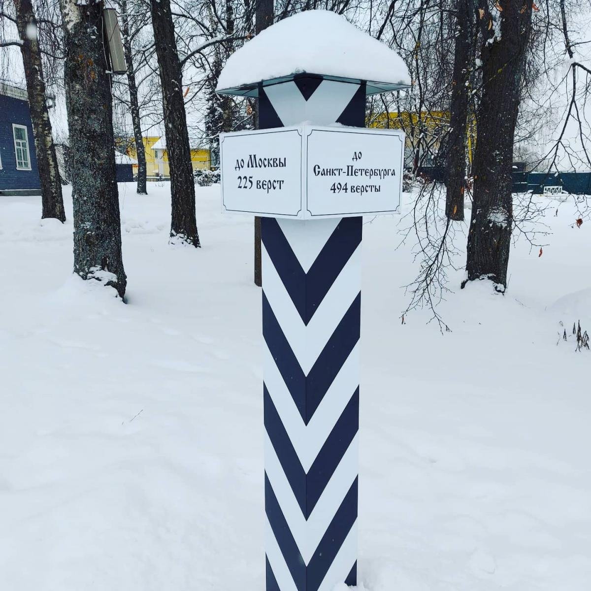 Верстовые столбы в Терлецком парке