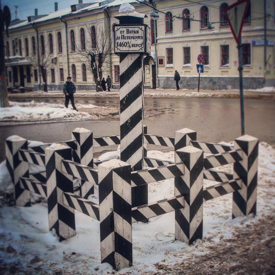 Верстовой столб на площади Ильича