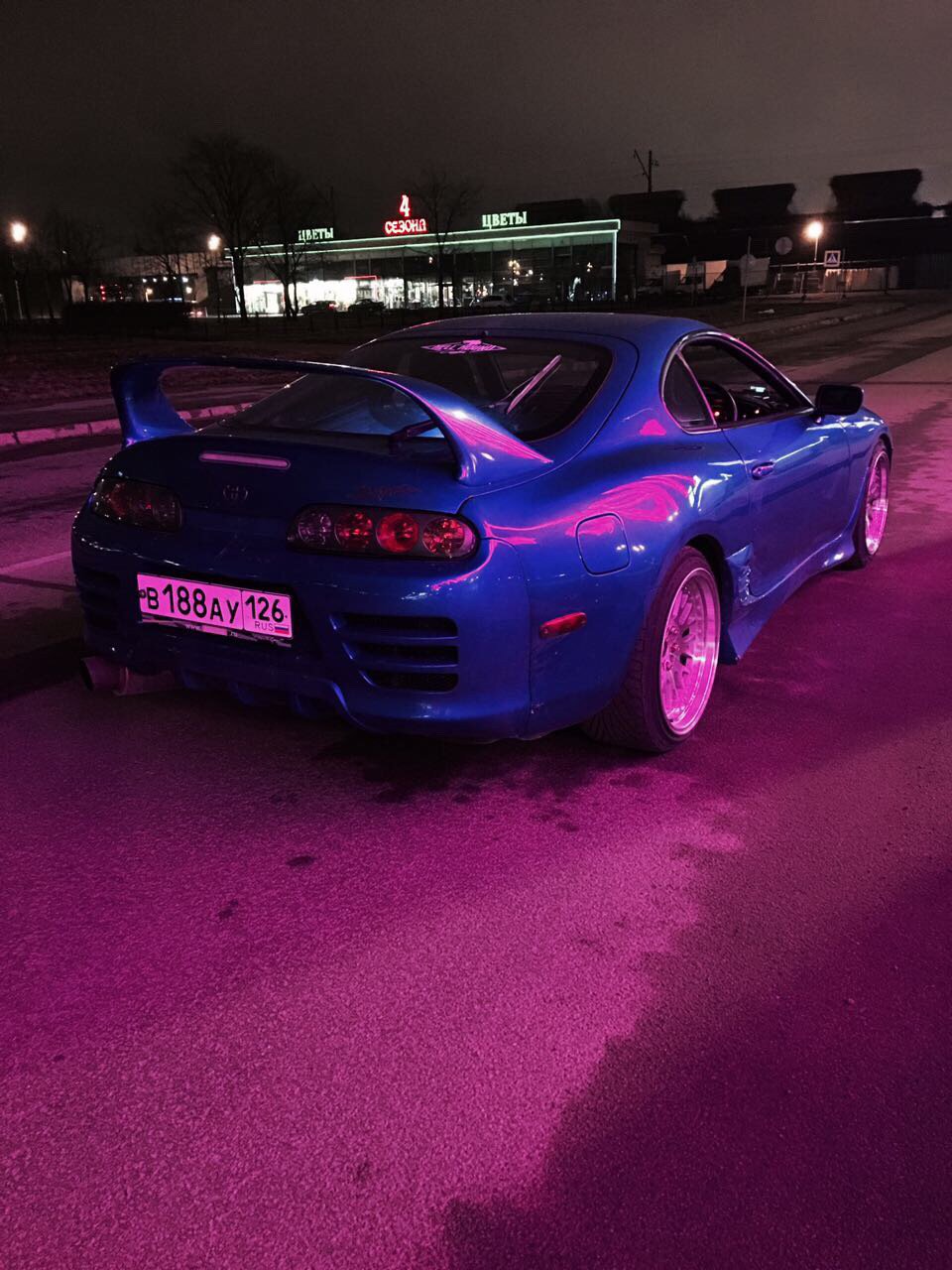 Телка с тачкой