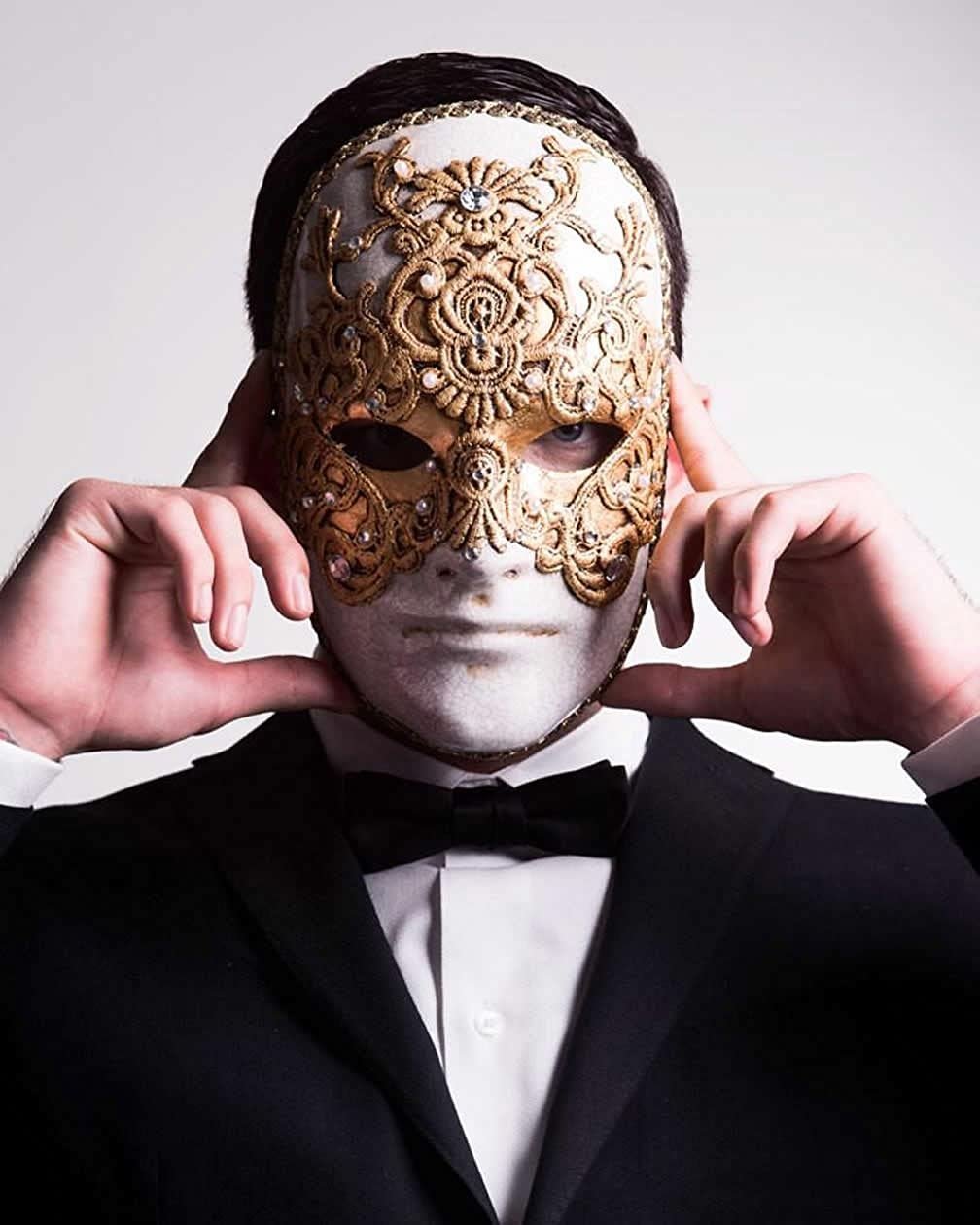 Мужчина в маске